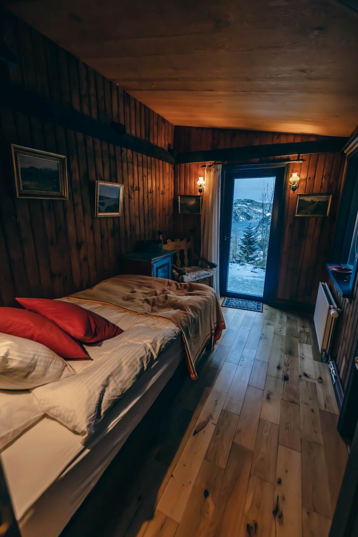 Behagliches Zimmer mit natürlichen Materialien
